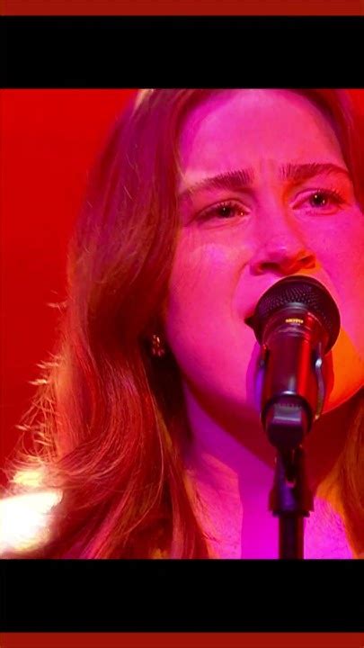 Clara Nedergaard synger ’Ensomhedens gade nr. 9’ – John.